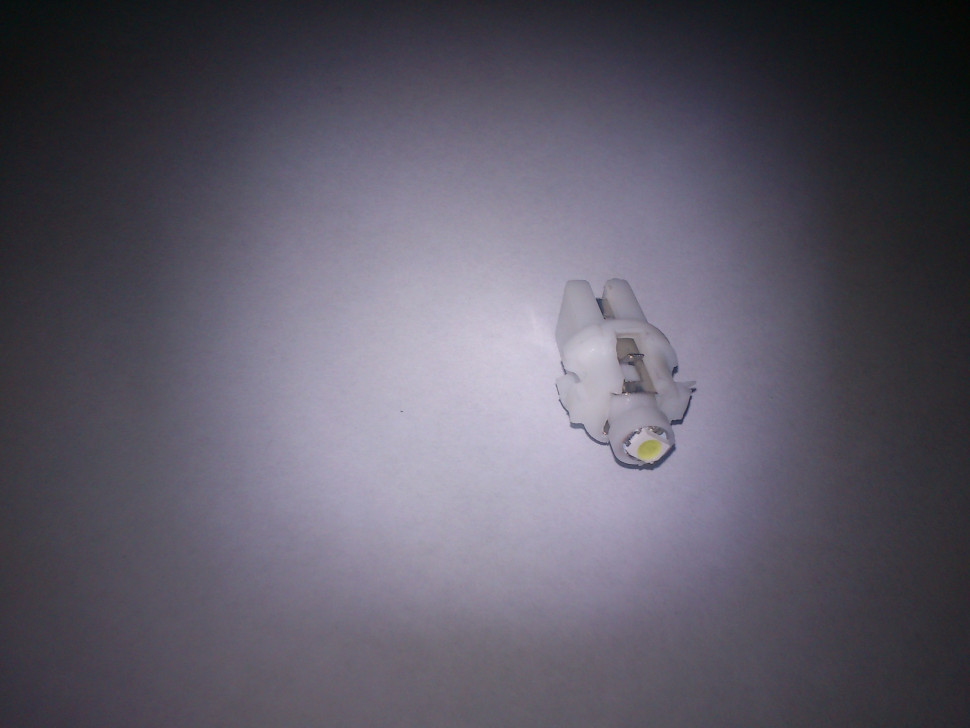 Светодиод  б/ц 12V 1.2W с патроном (07-09) WHIТE  1SMD BAX8, 7D T5 CAP WHITE "Маяк"(панель приборов)